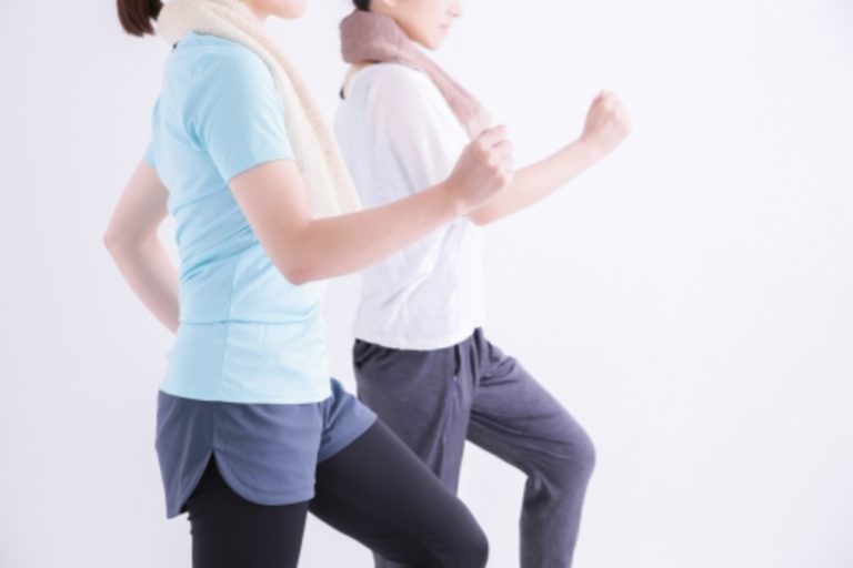 【ソレダメ ウォーキング】脂肪燃焼効果の高い歩き方・速度と靴の選び方